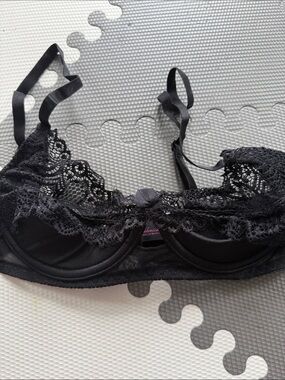 Black Lace Peekaboo Bra - Fredericks of Hollywood
